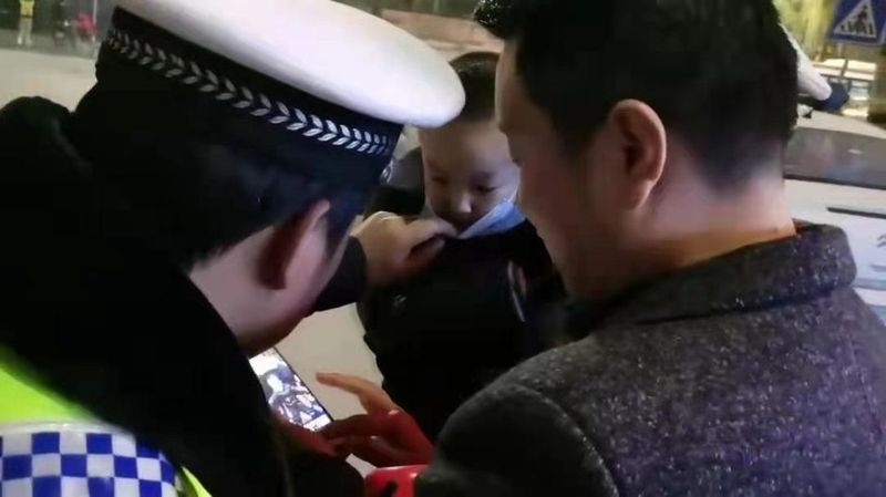 【西部国际商贸城·微视频大赛作品379】暖心！多亏了民警，一岁多走失宝宝终回到家人怀抱