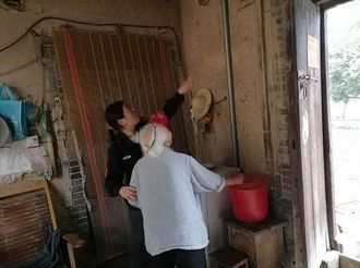 连续强降雨老人固守破旧“老屋”   泾阳民警温情劝搬离避险