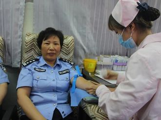 女警秦丽芳：尽一份爱心帮助别人