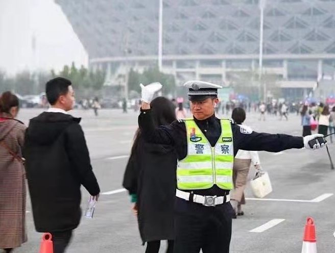 咸阳市交警杨铁成获得“2020年度全省人民群众满意的政法干警”荣誉称号  