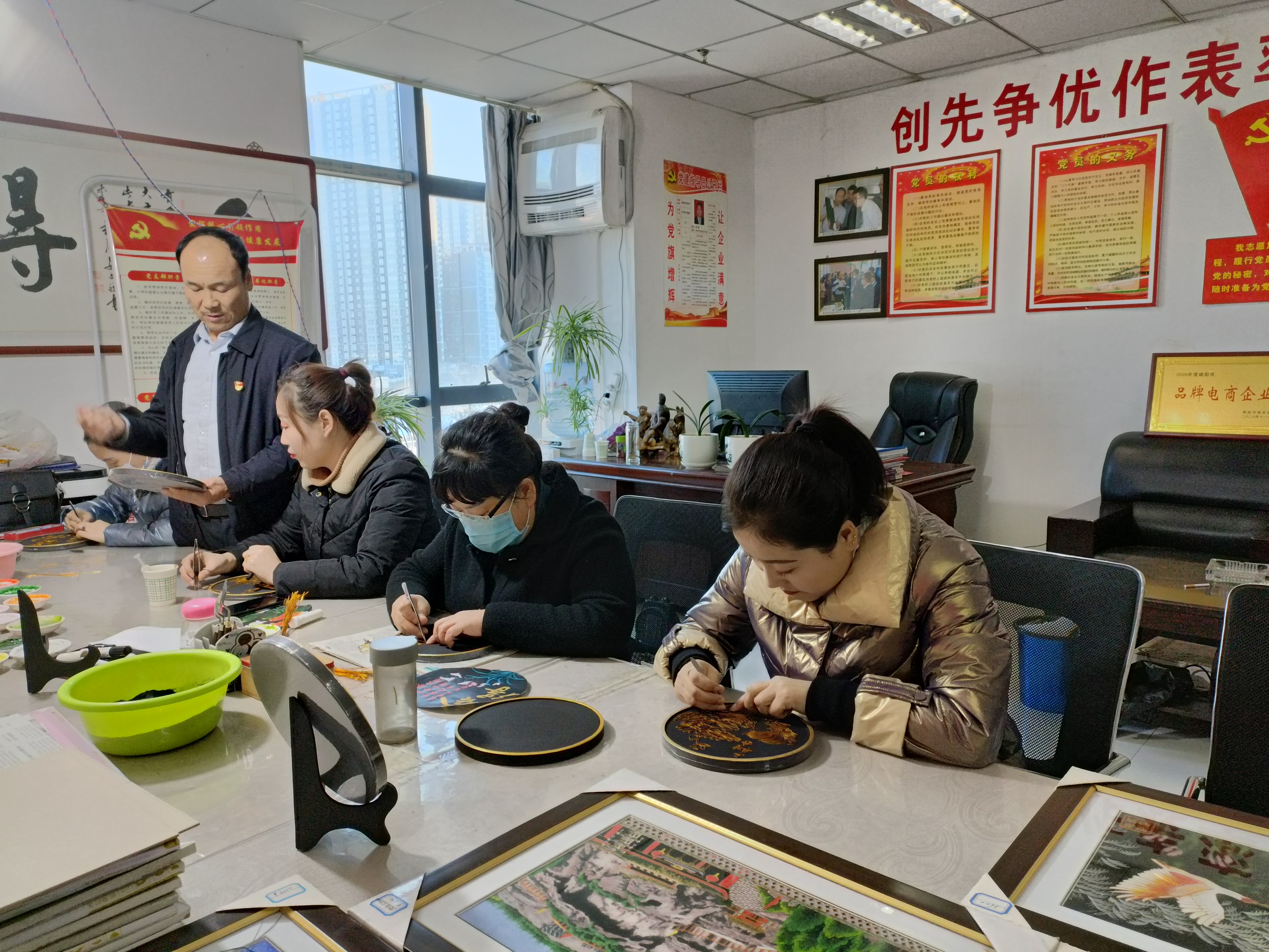 彬州万兴金箔丝唐卡手工艺品有限公司：“造血式”帮扶，助力残疾人走上“就业路”