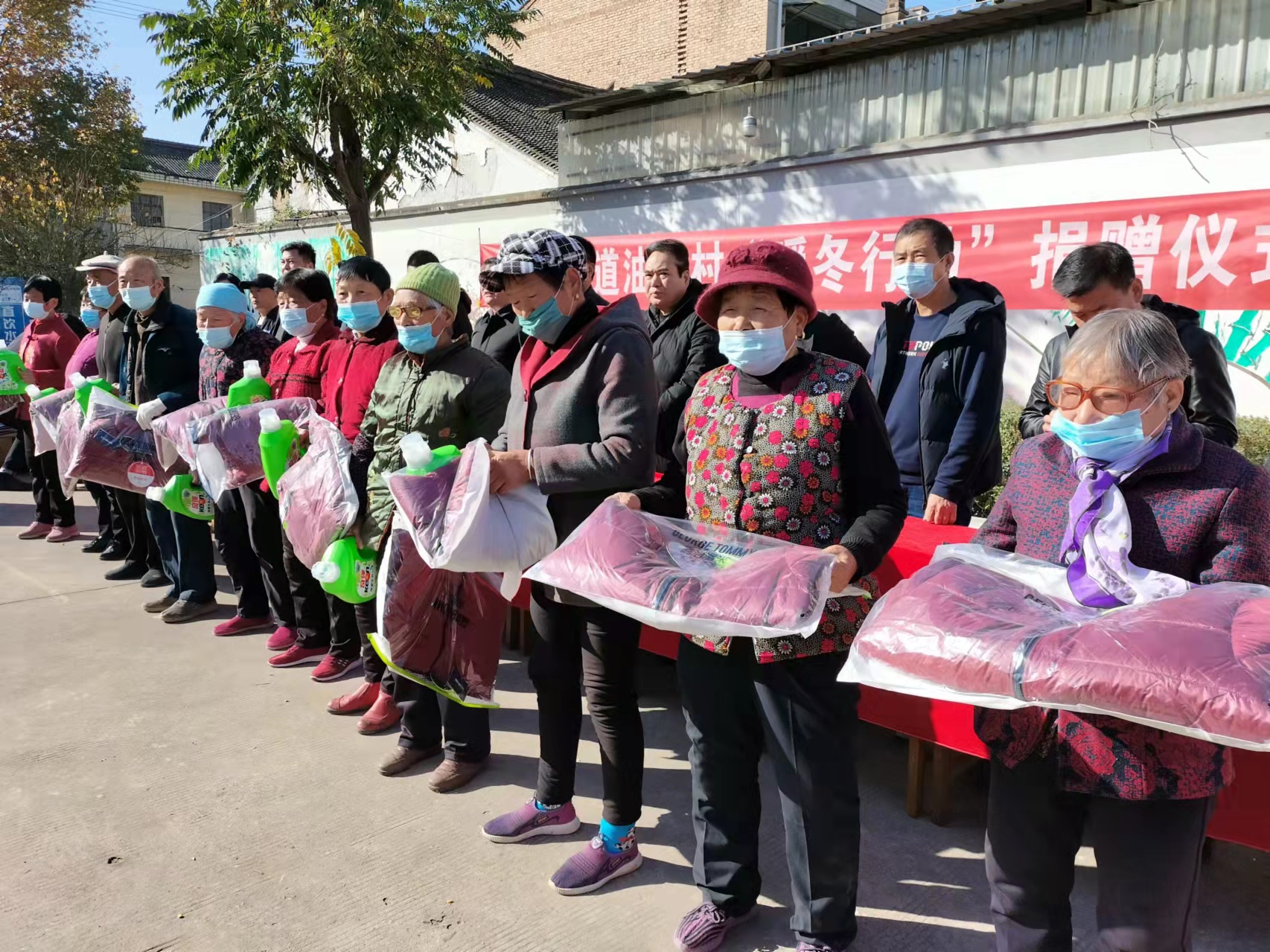 咸阳兴平5万元爱心物品温暖老人心