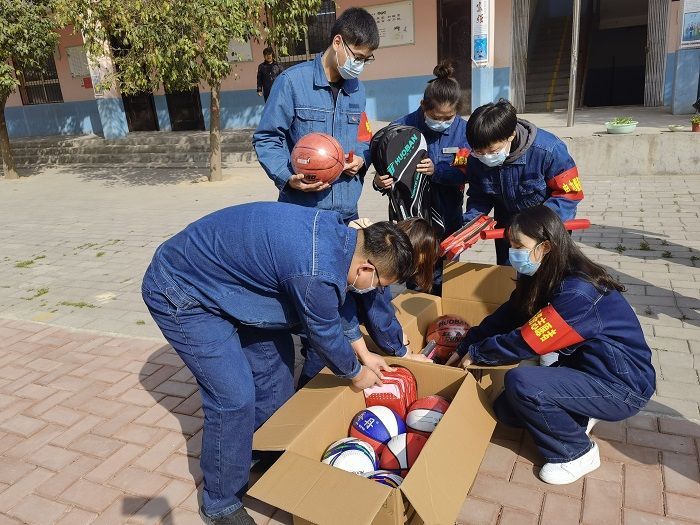 志愿者走进西大寨小学献爱心