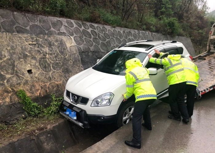 【我為群眾辦實(shí)事】車輛不慎掉入水渠 淳化交警路遇施救