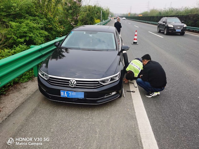 【黨史學(xué)習(xí)教育——我為群眾辦實(shí)事】中途爆胎莫慌張 交警幫忙解憂患