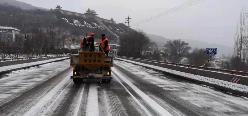 彬州管理段：以雪为令 除雪保畅 确保国道省道安全畅通