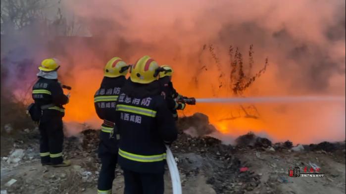 三原县：村民乱倒炉灰引发火情 消防员迅速扑救