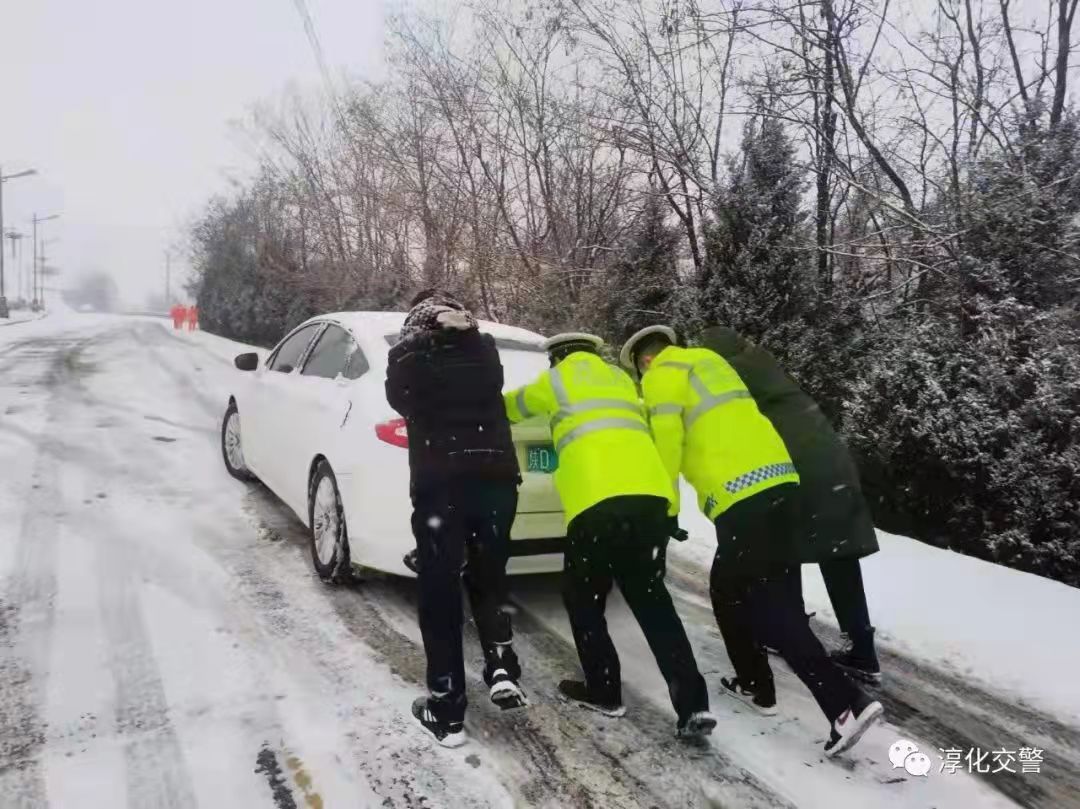 淳化：交警战风雪斗严寒 坚守返程高峰岗