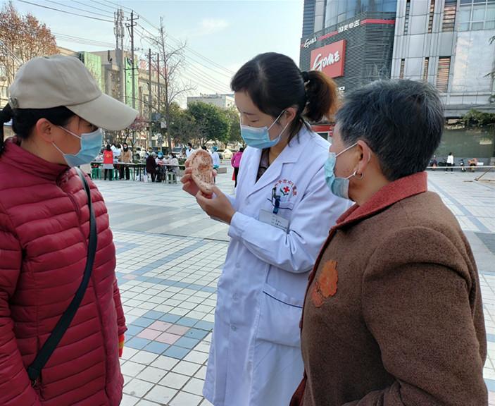 兴平开展爱耳日宣传义诊活动