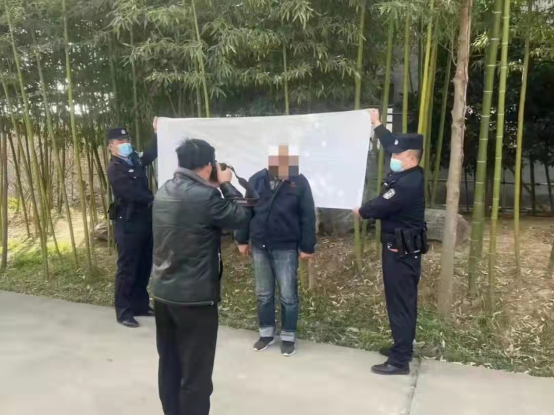 淳化民警“上门服务”  老人喜“提”新身份证