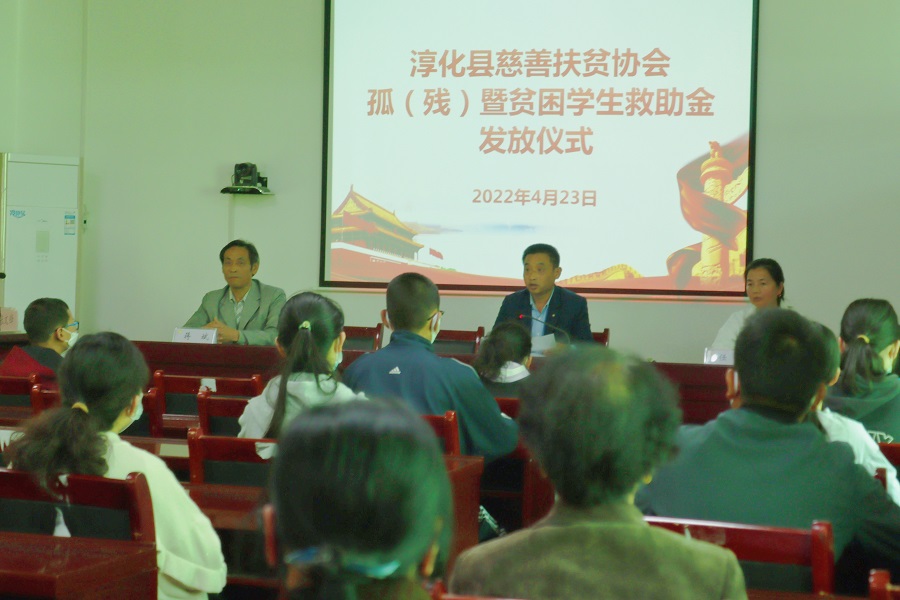 淳化县为贫困学生发放救助金