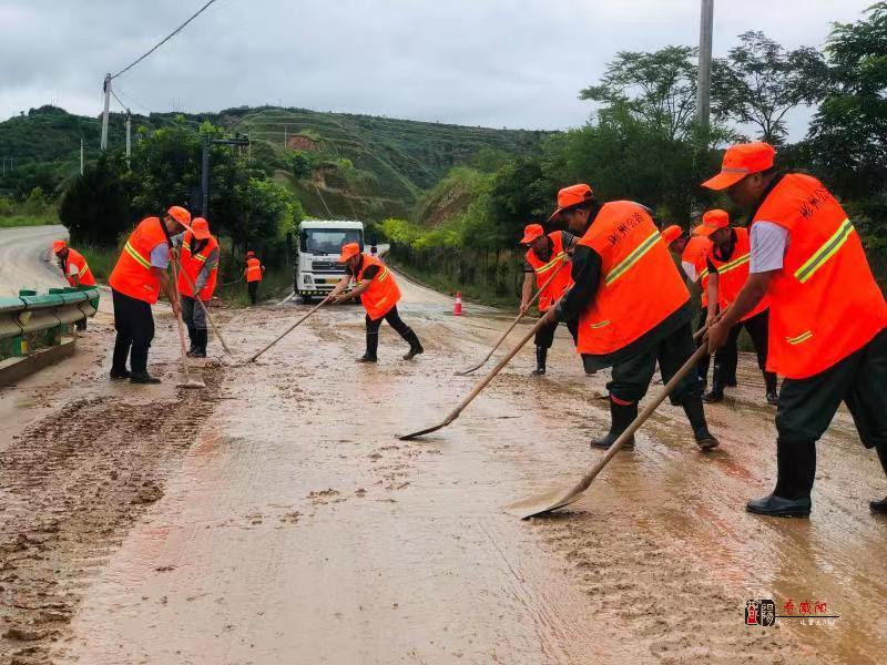 彬州市：橙色身影清淤忙 路面再现“柏油色”