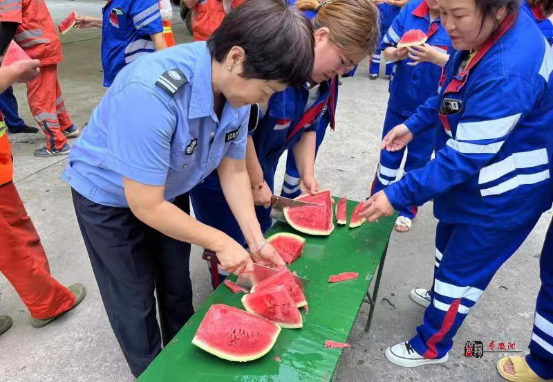 涇陽：總工會(huì)夏日送清涼 關(guān)懷一線環(huán)衛(wèi)工人