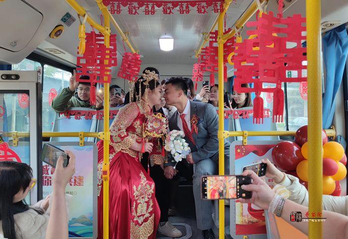 浪漫迎亲！礼泉公交变“婚车”带你驶向幸福下一站