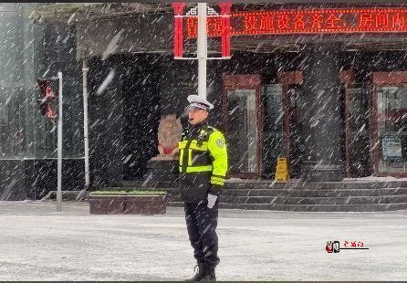 咸阳交警：风雪寒，心中暖，平安路上，他们用心守护！