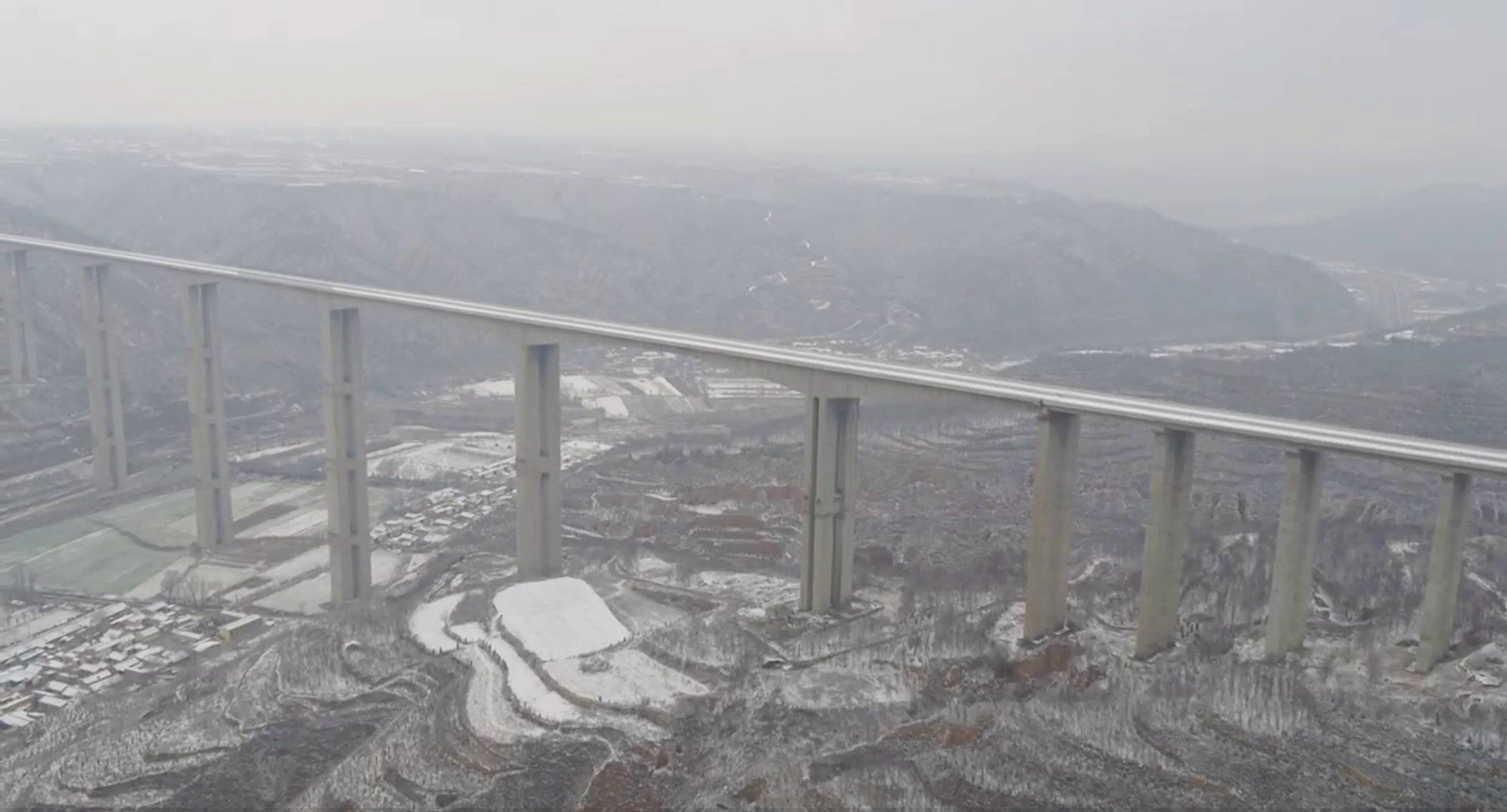 【视频】旬邑：航拍矗立在风雪之中的三水河特大桥