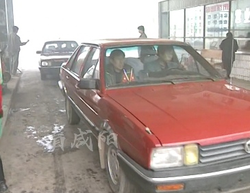 【视频】忆咸阳 | 90年代初的小轿车，曾经稀罕，今已寻常！