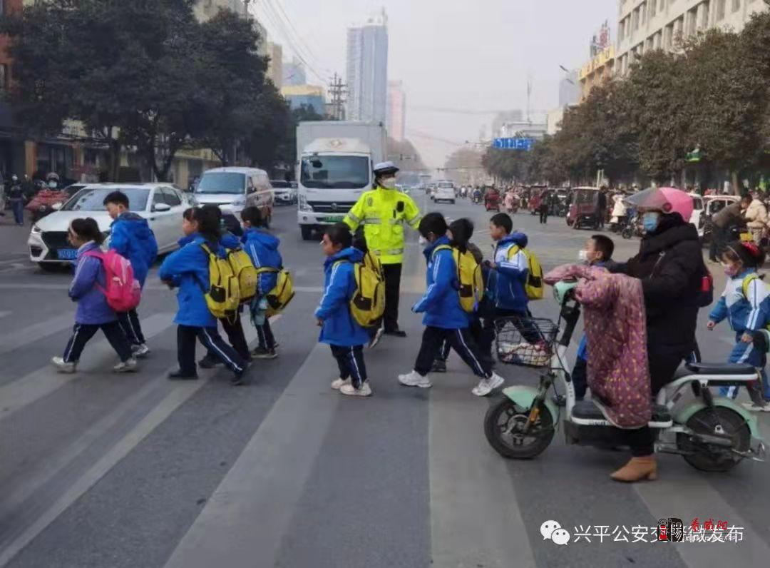 興平公安交警 讓雷鋒精神代代相傳