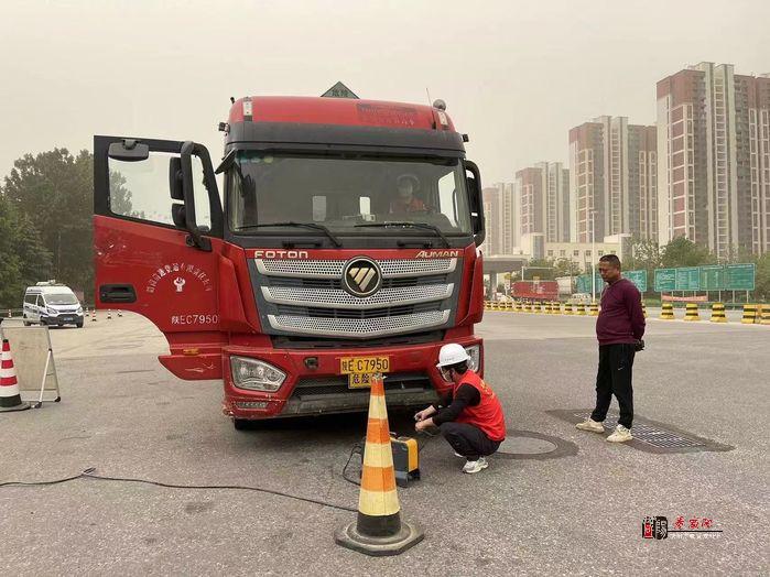 咸阳市开展重型车辆尾气排放监督检查