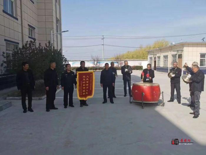 夜色中，警灯闪烁温暖的光芒