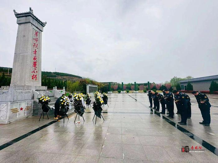 咸陽市公路局涇陽超限運輸檢測站黨支部組織開展清明祭奠先烈掃墓活動