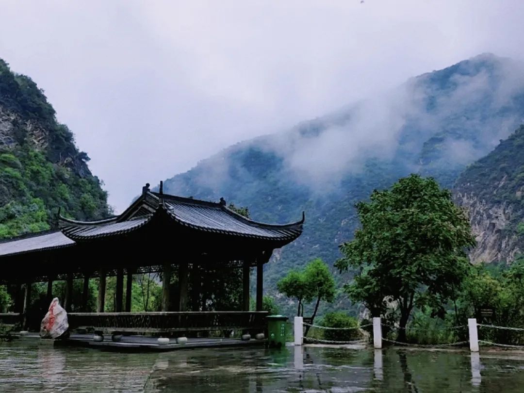 太美啦！雨后郑国渠惊现如练飞瀑、勾勒诗意山水