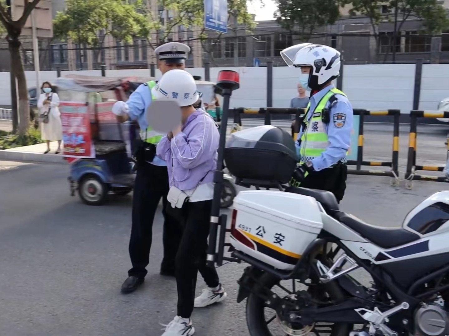 護航高考 交警同行|考生丟失準考證  渭城交警“一路狂奔” 助其補辦