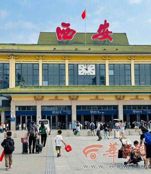 新政执行第一天 多名儿童坐火车办理临时身份证明_咸阳头条_咸阳视听网