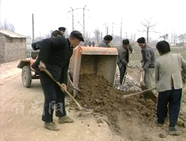 【视频】忆咸阳 | 共筑致富路！90年代村民自发修好通村路