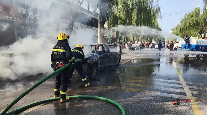 路邊皮卡車著火 灑水車變身消防車 配合消防成功滅火