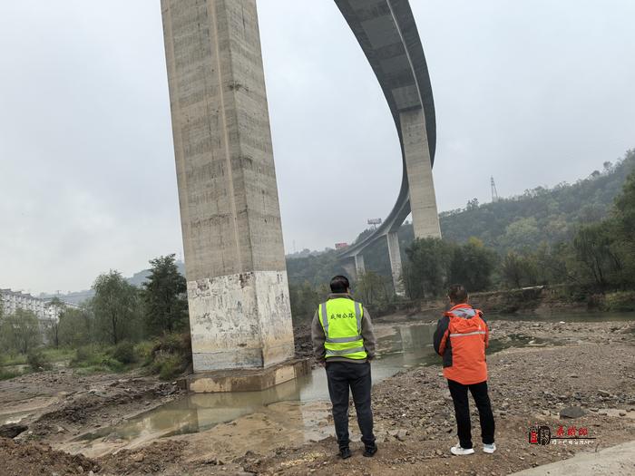 咸阳市公路局：筑起雨中安全线 保障公路畅无阻