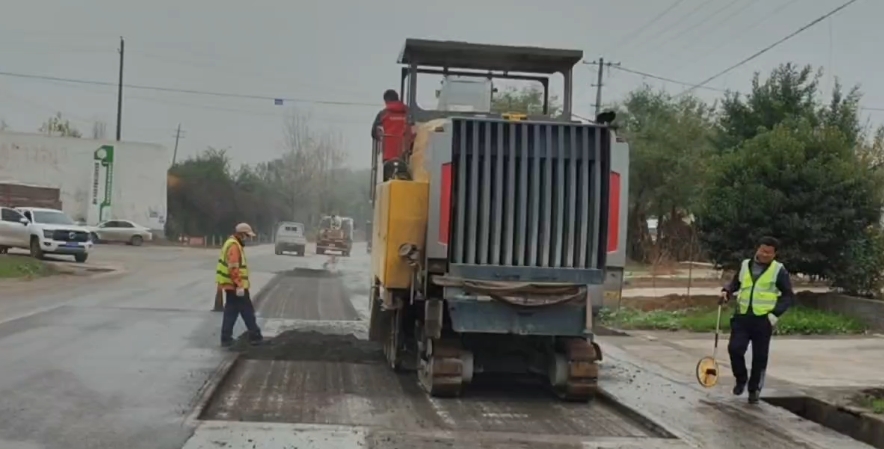 【視頻】咸陽市公路局如期完成211國道涇陽段路面病害挖補工作