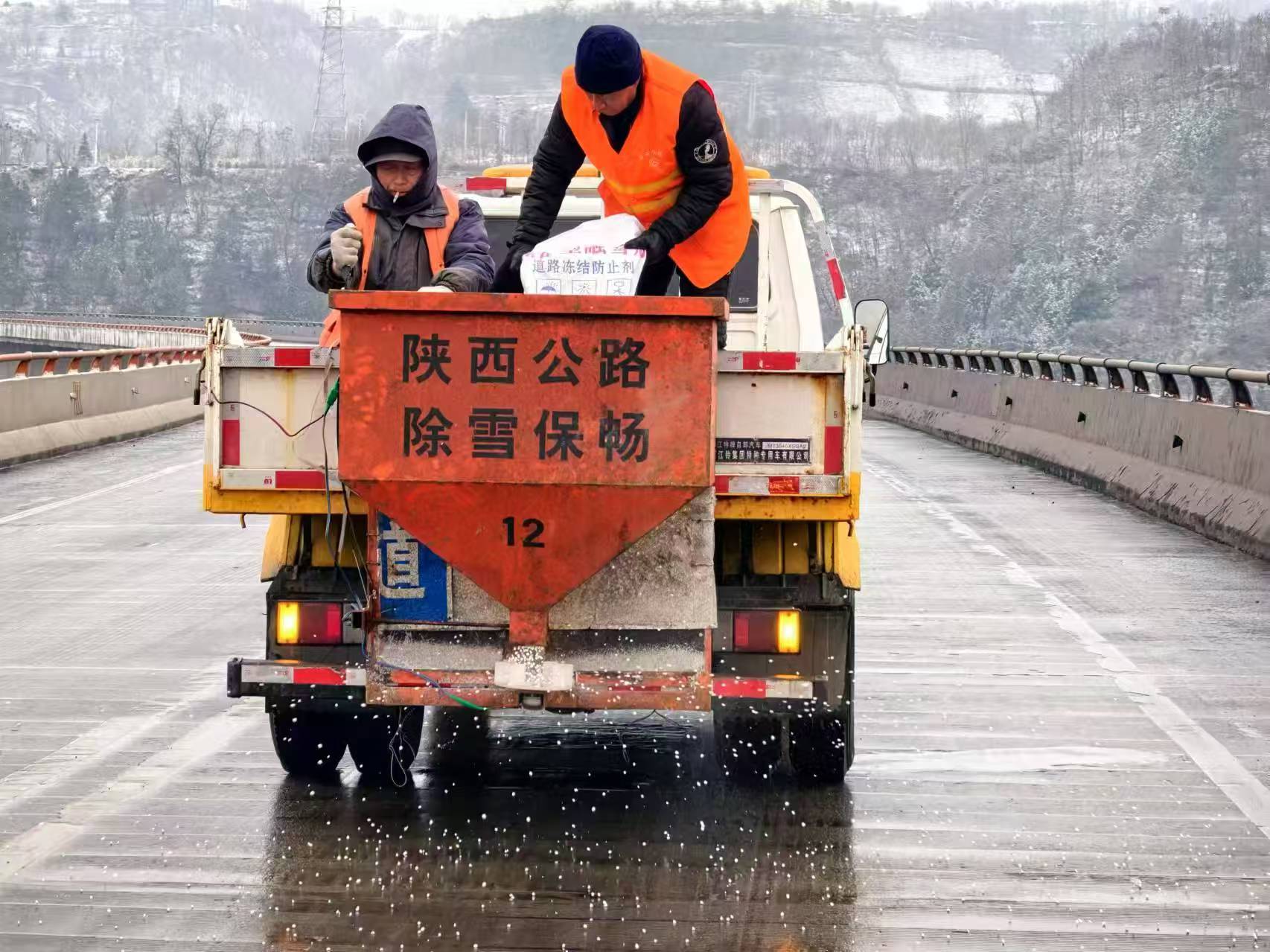 【视频】咸阳市公路局：紧急行动除雪保畅 守护冬季出行路