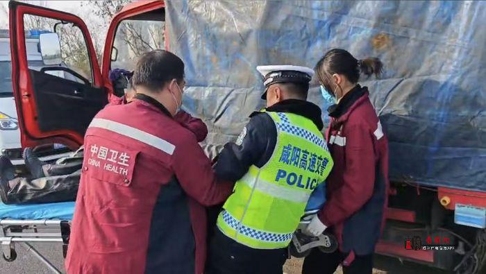 驾驶员突发疾病 咸阳高速交警紧急救助