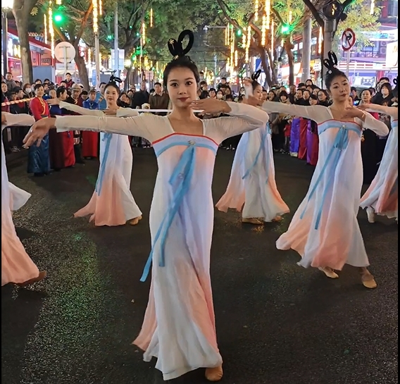 【视频】咸阳老街《舞动青春 乐享年华》精彩上演