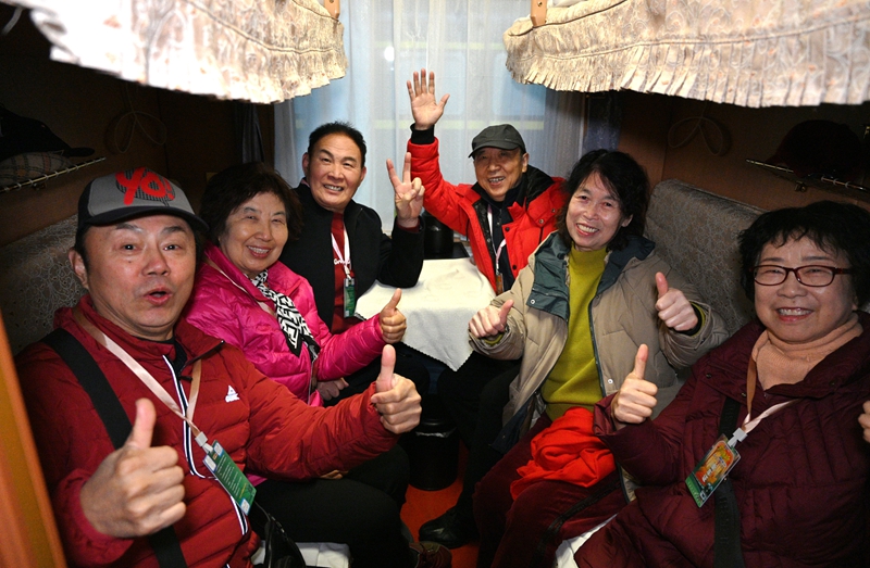 旅客們合影留念。李奕琨 攝