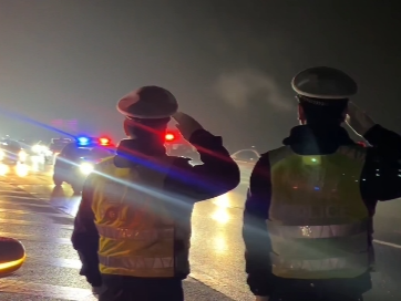【视频】千里冰封路！咸阳高速交警联合行动护航滞留车辆“破冰”前行