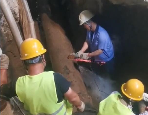 【视频】致敬“夜行者”！咸阳水务集团开展市政供水管道改迁施工作业