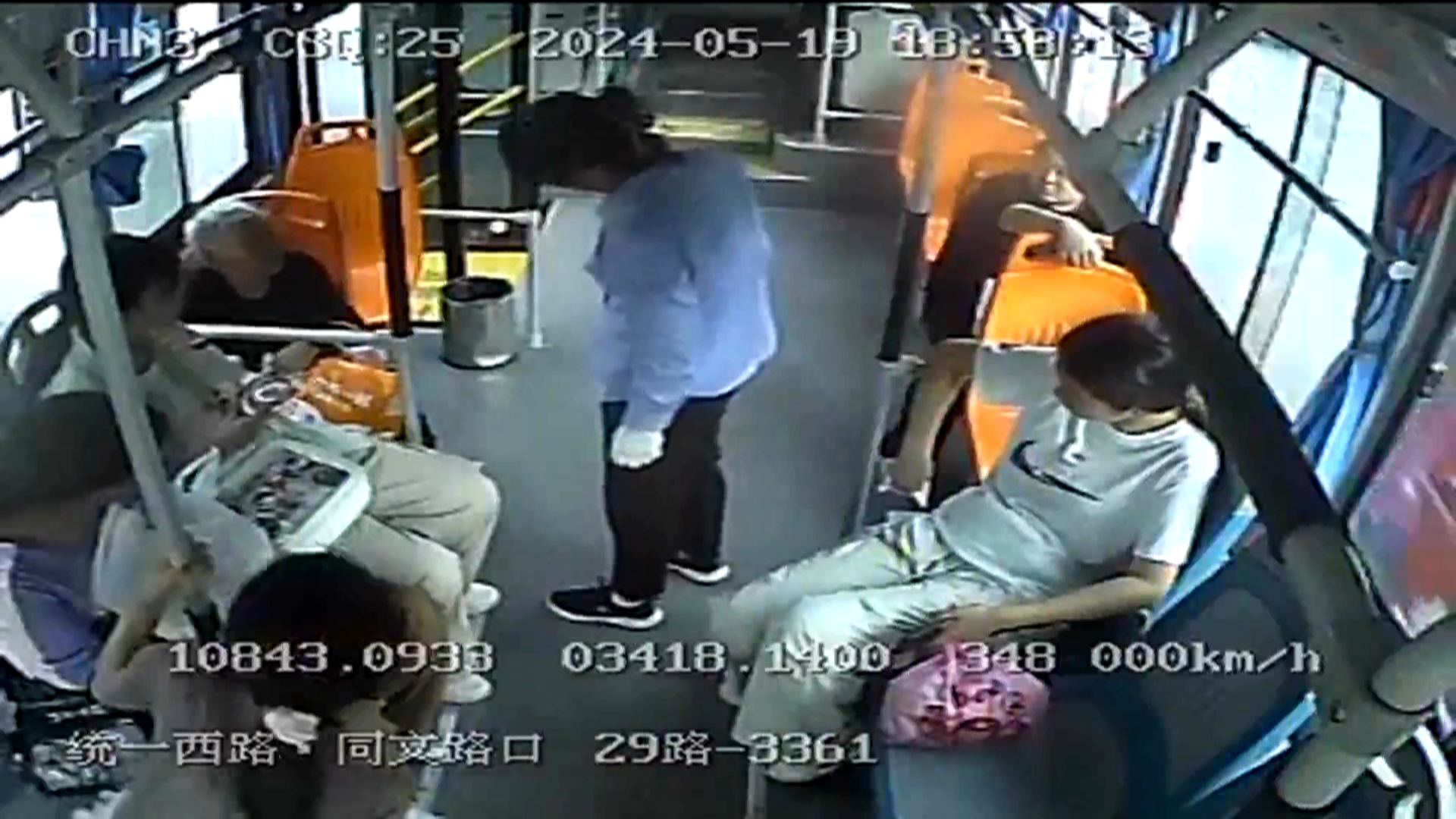 【视频】赞！老人坐公交犯迷糊  好心司机细心照顾找到家人