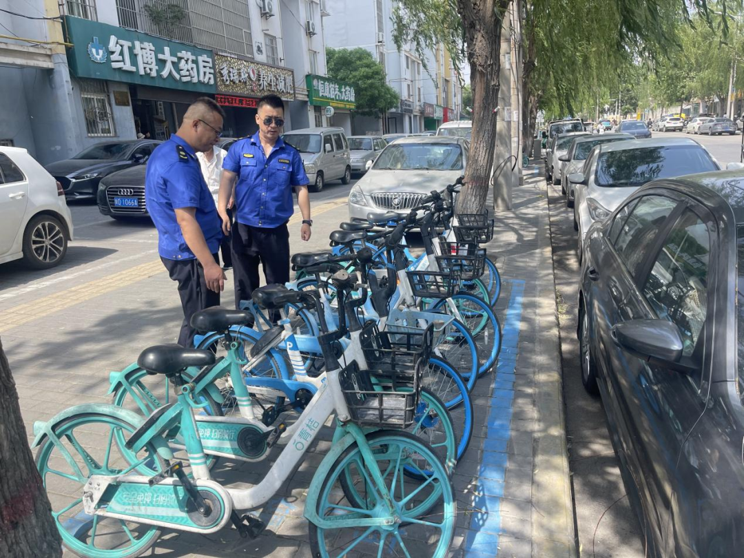 咸阳市城管支队队员整理乱停乱放共享单车