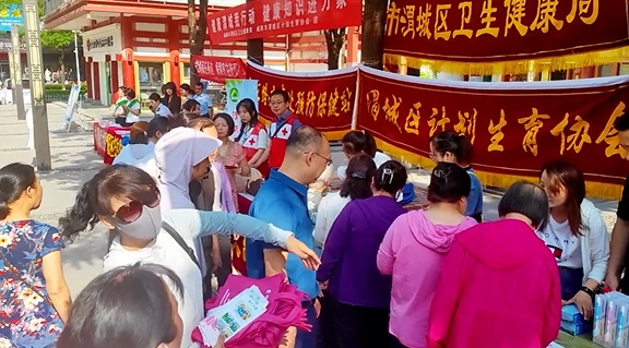 【视频】多方联动聚合力 服务群众零距离——渭城区举办“5•29会员活动日”宣传服务活动