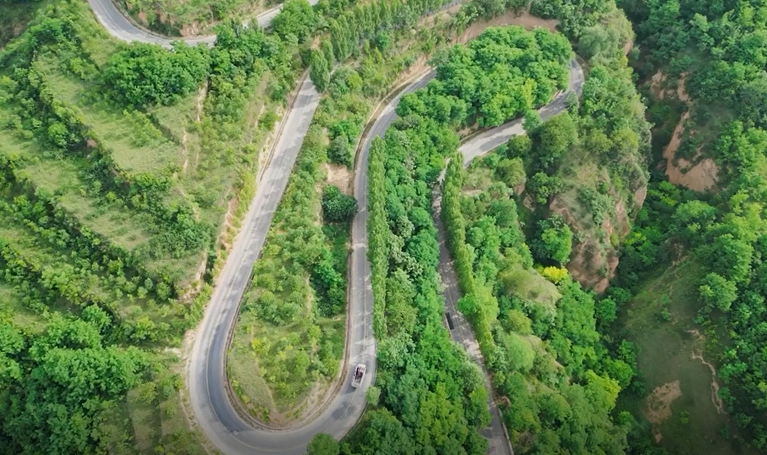 【視頻】車在路上行 人在畫中游丨長(zhǎng)武通村公路風(fēng)景美如畫