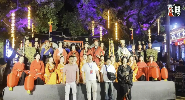 【视频】来咸阳老街 知市井繁华——《乘龙快婿》专场演出在北平街精彩上演 ！