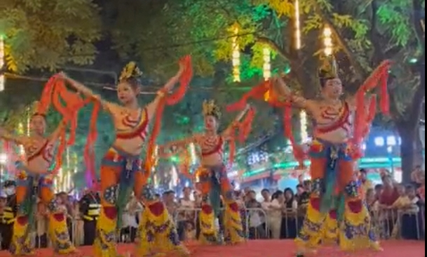 【视频】来咸阳老街 知市井繁华 |《秦风古韵》专场演出在北平街精彩上演 