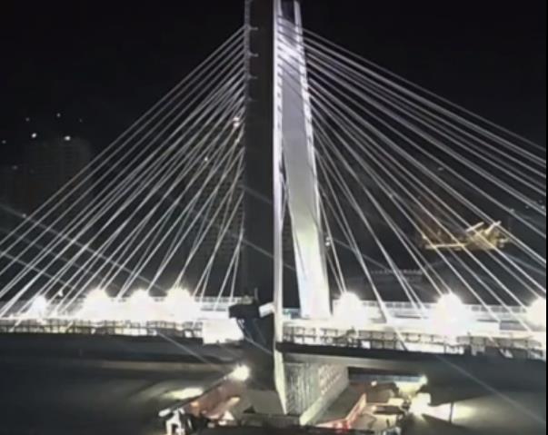 【视频】城之南北 一拱飞跨！咸阳市彩虹二路高架桥第二次转体成功完成