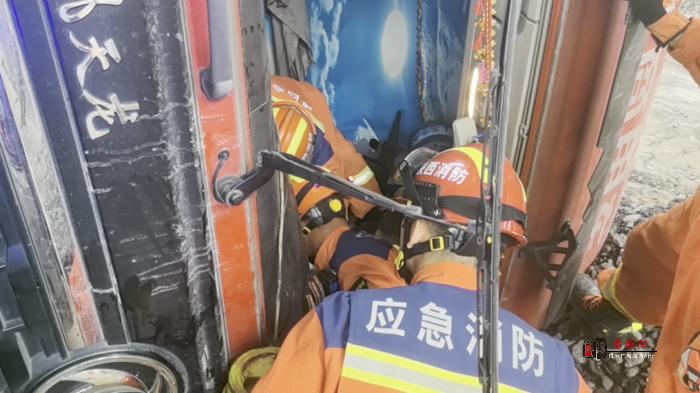 事关安全生产： 货车卸货时意外侧翻 消防员全力营救