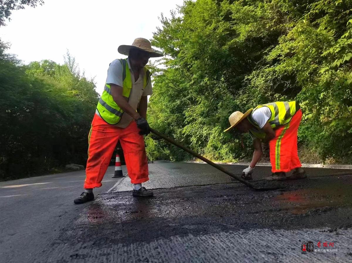 “热辣滚烫”筑坦途！——2024年咸阳普通干线公路大中修及预防性工程施工进行时