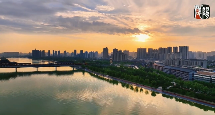 【视频】渭城：夕阳余晖映湖面