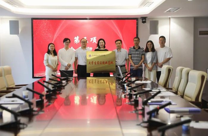 院校合作开篇章 签约授牌促发展