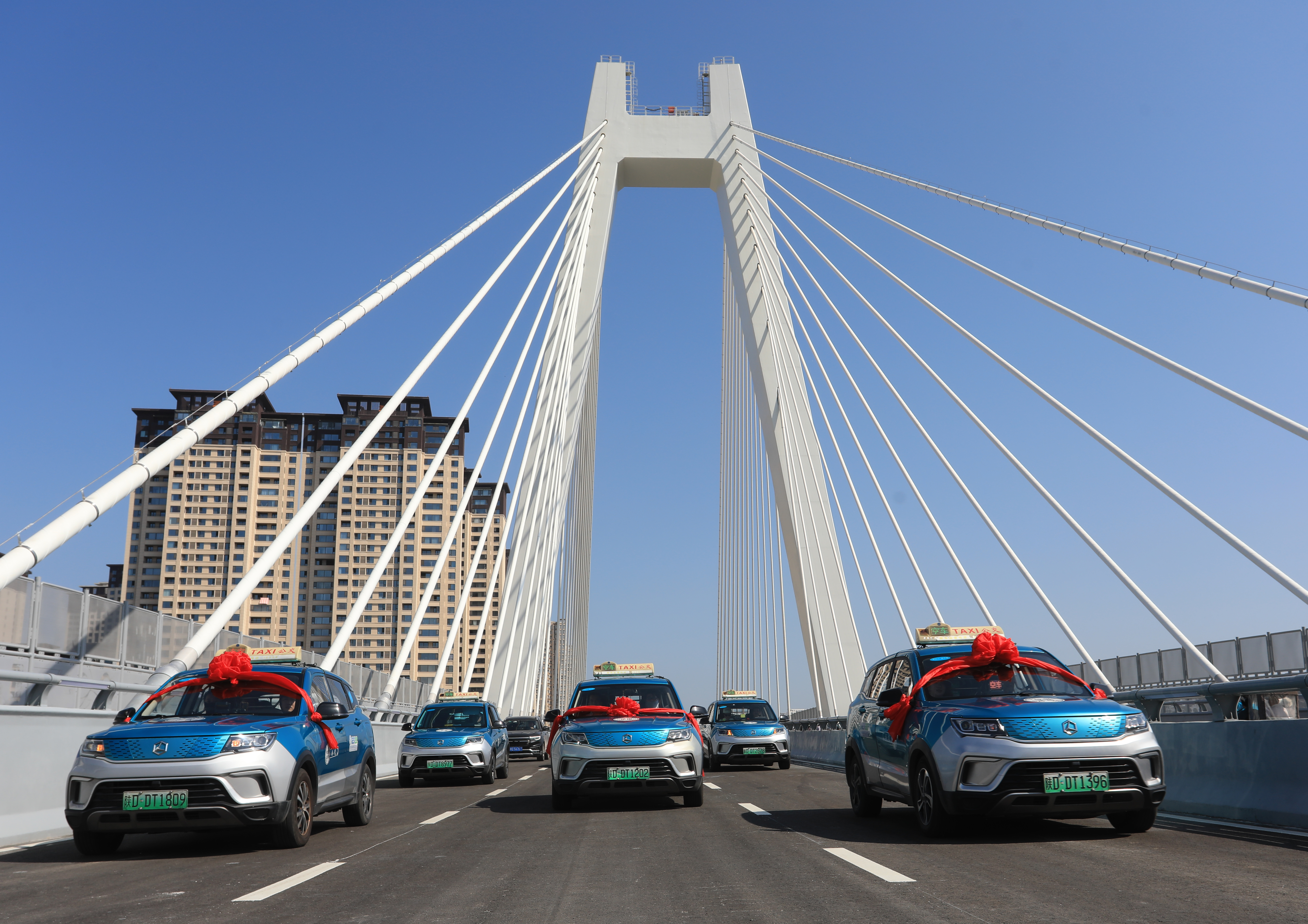 【视频】“从南到北非常方便！”咸阳市彩虹二路高架桥通车市民纷纷点赞